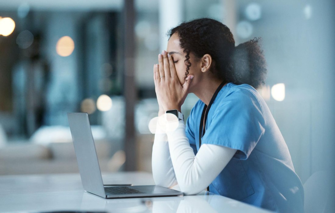 stress,reduce stress,Person meditating in a peaceful park to reduce stress naturally,Nature walk in a green forest to lower stress hormones,Healthy balanced meal with vegetables, nuts, and salmon for mental wellness,https://globalaware.in/simple-lifestyle-changes-to-reduce-stress-naturally/